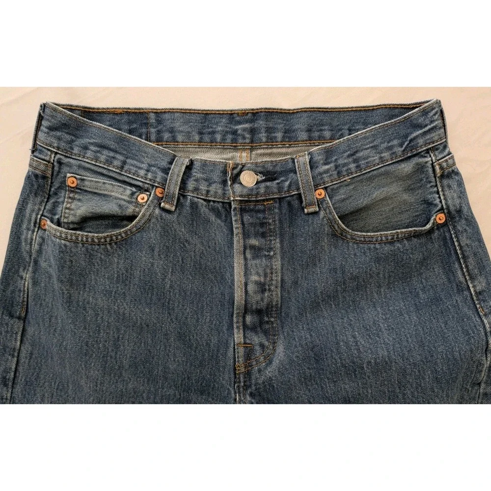 Levi's 501 Jeans Men's Button Fly Size 32x34 Light Wash Denim Straight Leg Fit